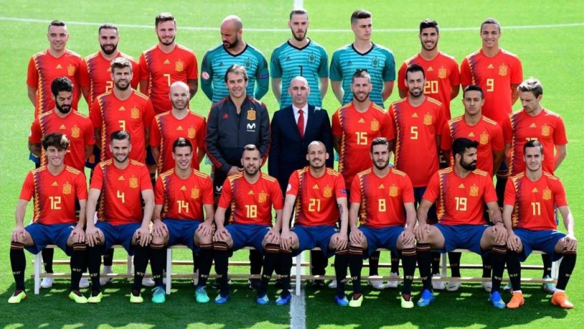 LOS 23 DE LOPETEGUI. Arriba:Aspas, Carvajal, Saul, Reina, De Gea, Arrizabalaga, Asensio, Rodrigo. Centro: Isco, Piqué, Iniesta, Lopetegui (seleccionador), Rubiales (presidente de la FEF), Ramos, Busquets, Thiago, Monreal. En medio: Odriozola, Nacho, Az