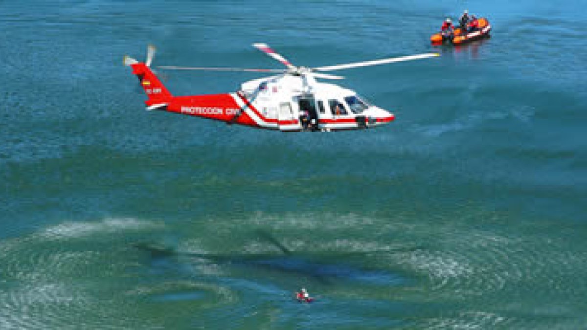 El helicóptero de Cantabria realizó un ejercicio de rescate en las aguas del pantano de Riaño.
