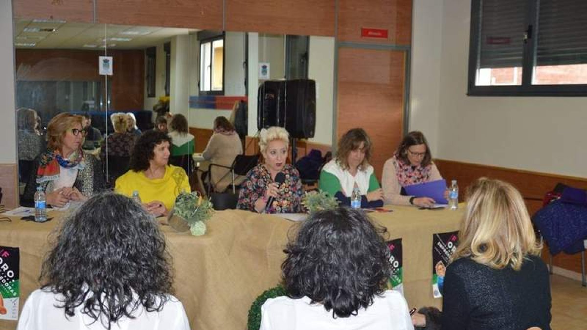 La concejala de Mujer de Villaquilambre abrió ayer el Foro de Emprendedoras en el Centro Cívico. DL
