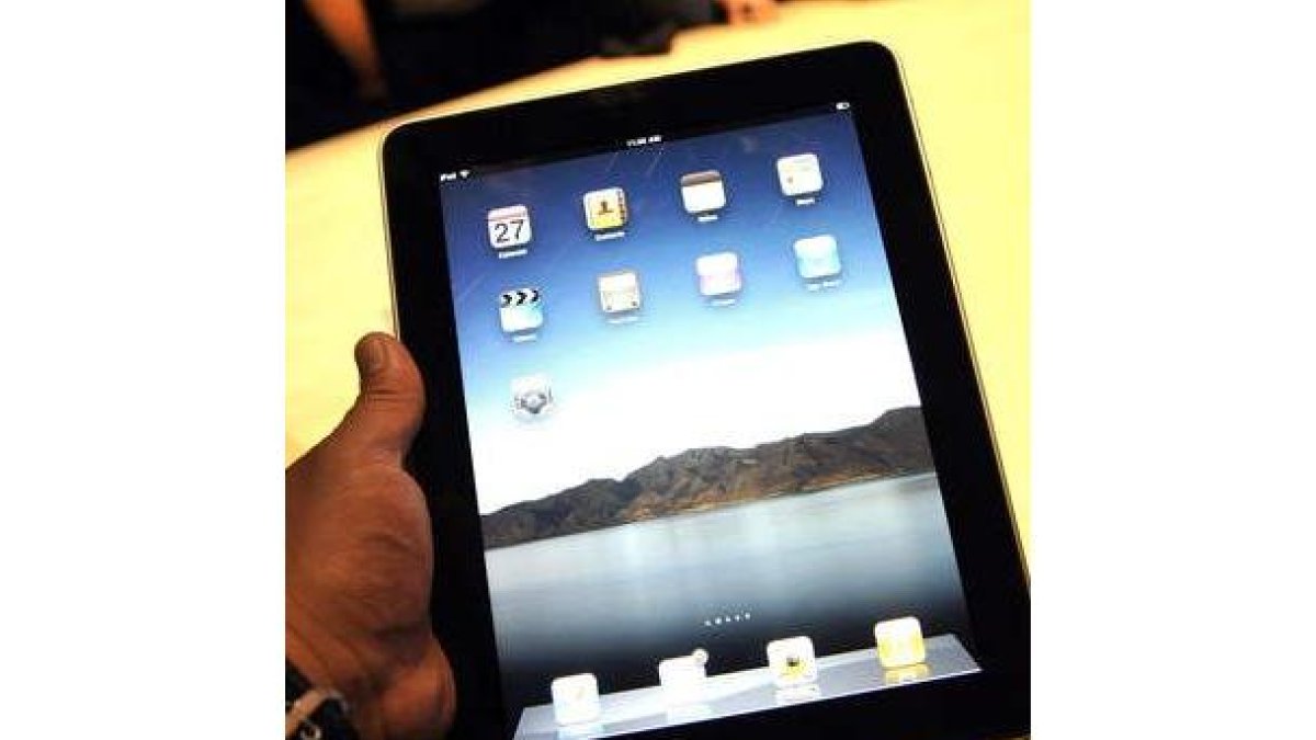 Un periodista prueba el esperado iPad.