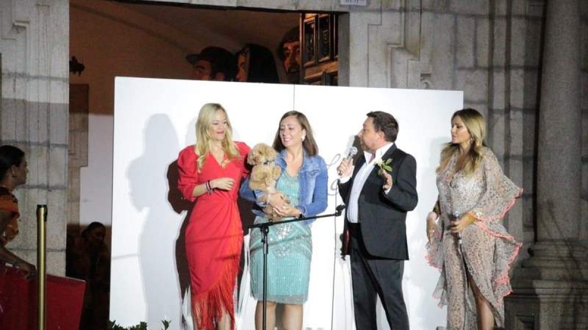 El desfile tuvo lugar en la plaza del Ayuntamiento. DL