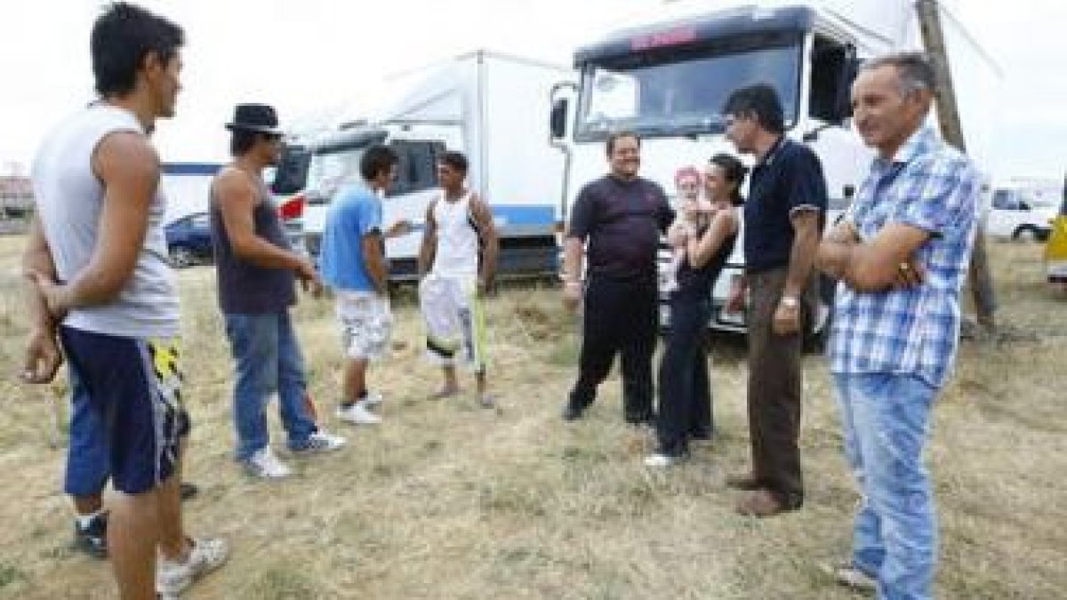 Los feriantes aparcaron sus camiones en el solar permitido.