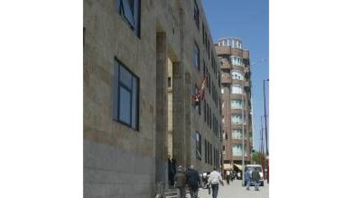 Vista de la fachada principal de los juzgados de Sáenz de Miera