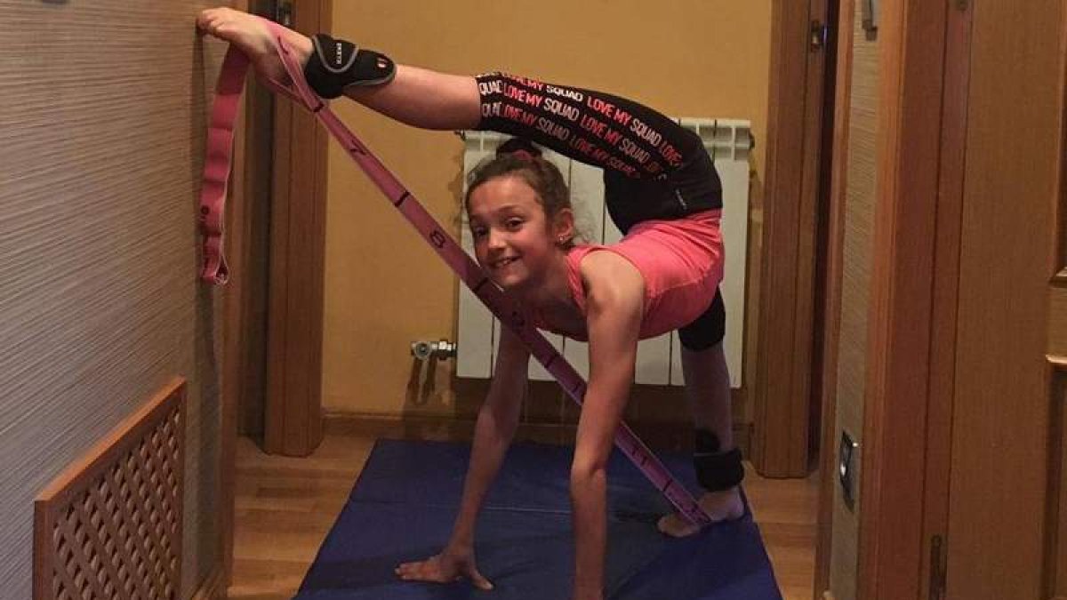 Andrea Corral lleva años entregada a la gimnasia rítmica. DL