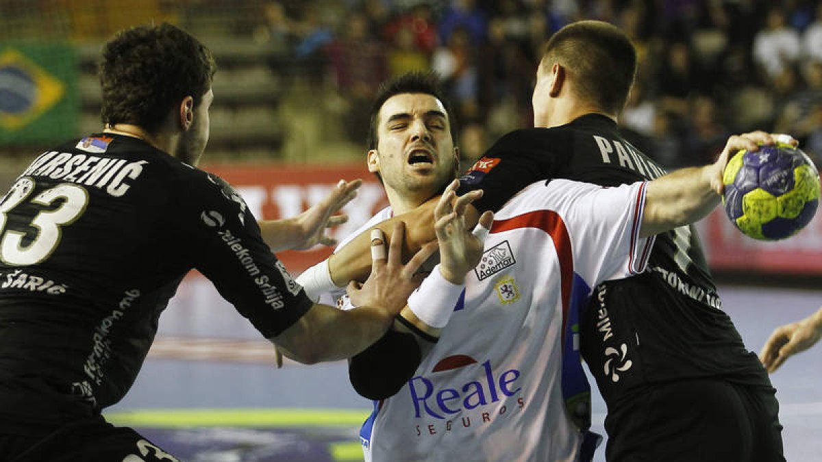 El asturiano Carlos Ruesga ya vistió la camiseta del Ademar entre 2010 y 2013. RAMIRO