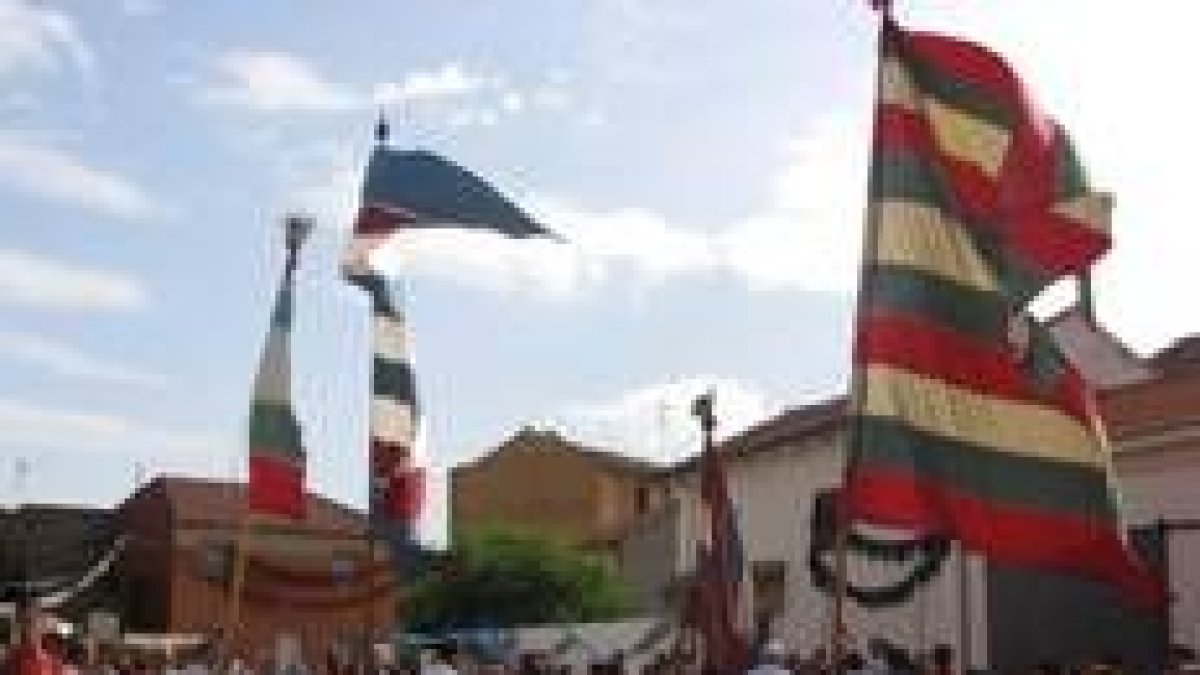 La puja de pendones puso el toque de color a la muestra