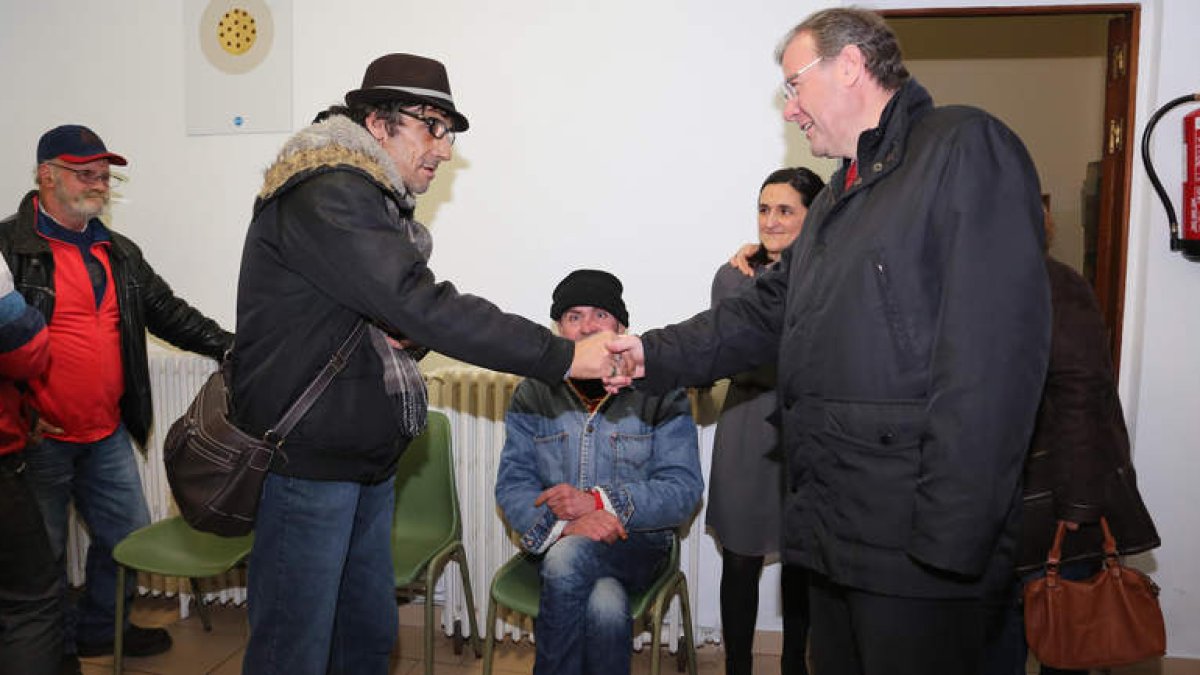 El alcalde de León, Antonio Silván, saluda a uno de los usuarios de Calor y café en la visita que se celebró ayer.