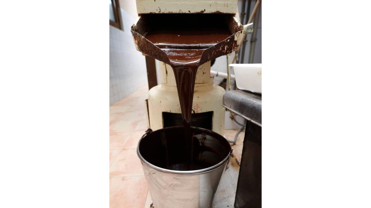 El empaquetado del chocolate es el final del proceso centenario que se mantiene en la fábrica de Santocildes.