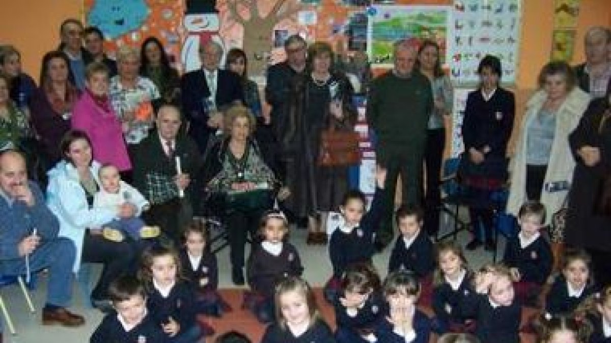 Miembros de la asociación de abuelos, junto a los alumnos del Colegio Peñacorada