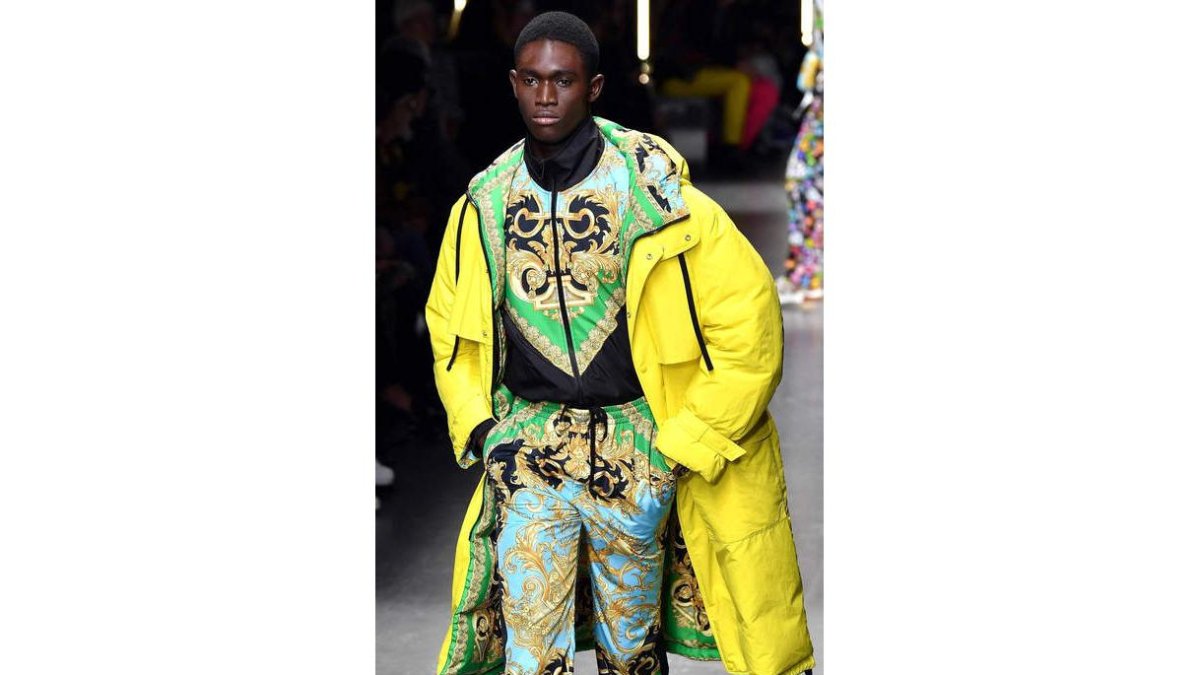Un modelo desfila con una propuesta de la firma italiana Versace.