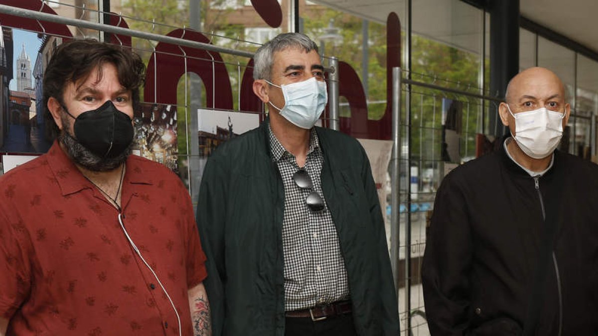Los tres ganadores del concurso de fotografía de Creacción Mental: Eloy Cañón, Ángel González Lozano y Miguel Ángel Rodríguez, en Espacio Vías. FERNANDO OTERO