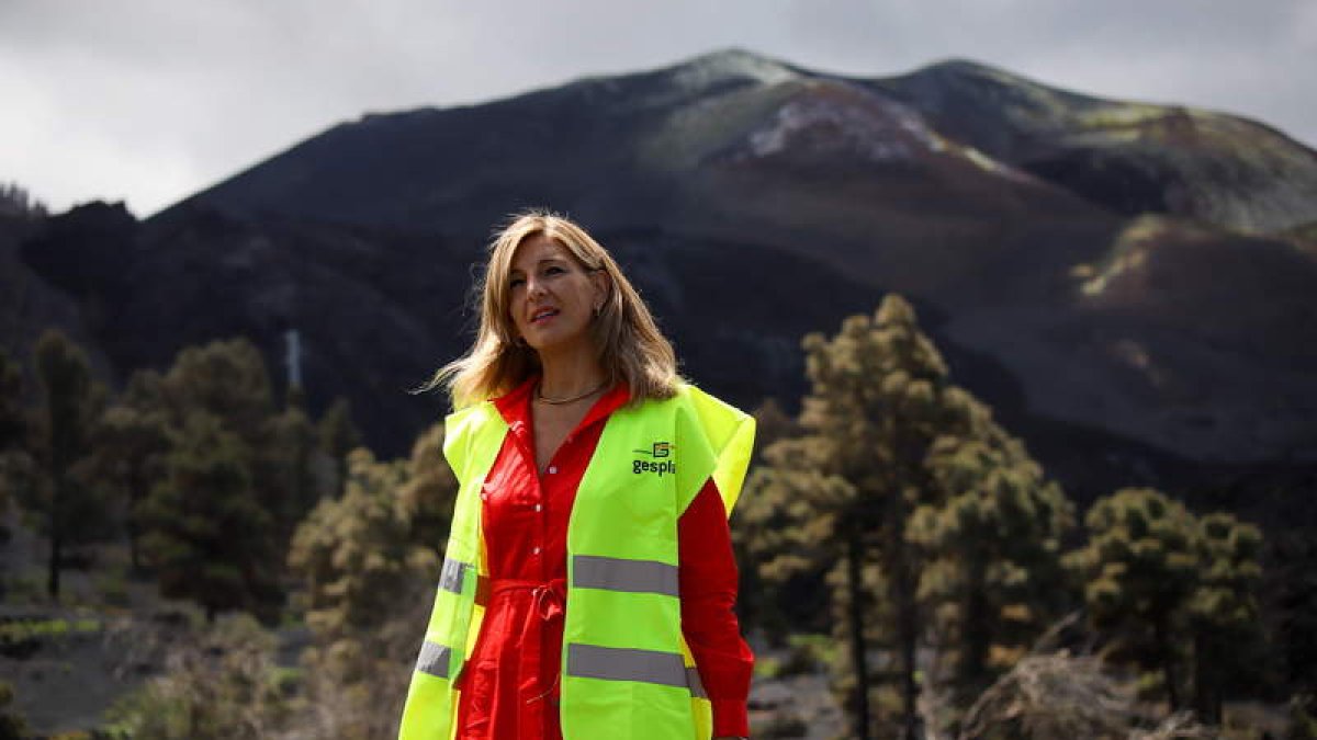 Yolanda Díaz ayer, en su visita a los trabajos de retirada de ceniza en los alrededores del volcán de La Palma. LUIS G. MORERA