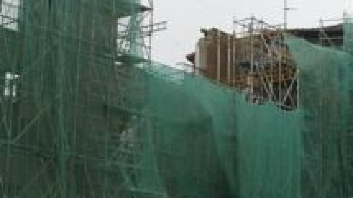 En la fotografía puede apreciarse en el centro de la fachada principal del palacio un gran hueco