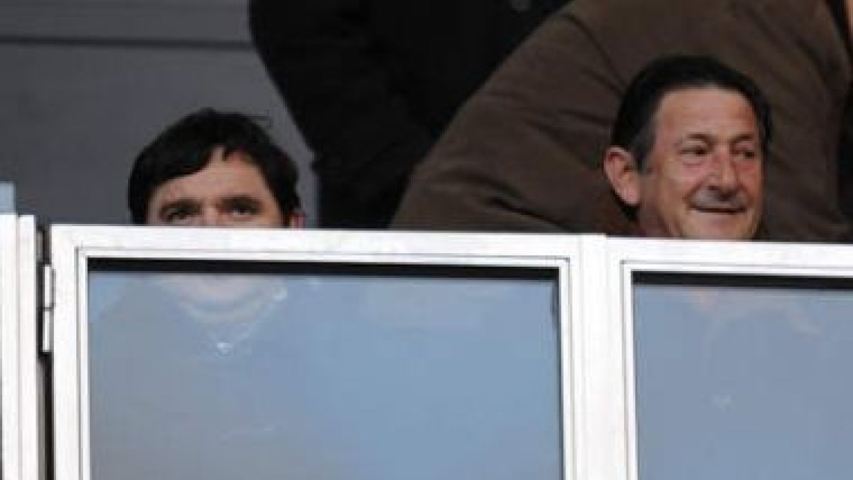 Carlos Emperador, a la derecha, es partidario de hacer pasillo a la Deportiva Ponferradina el doming