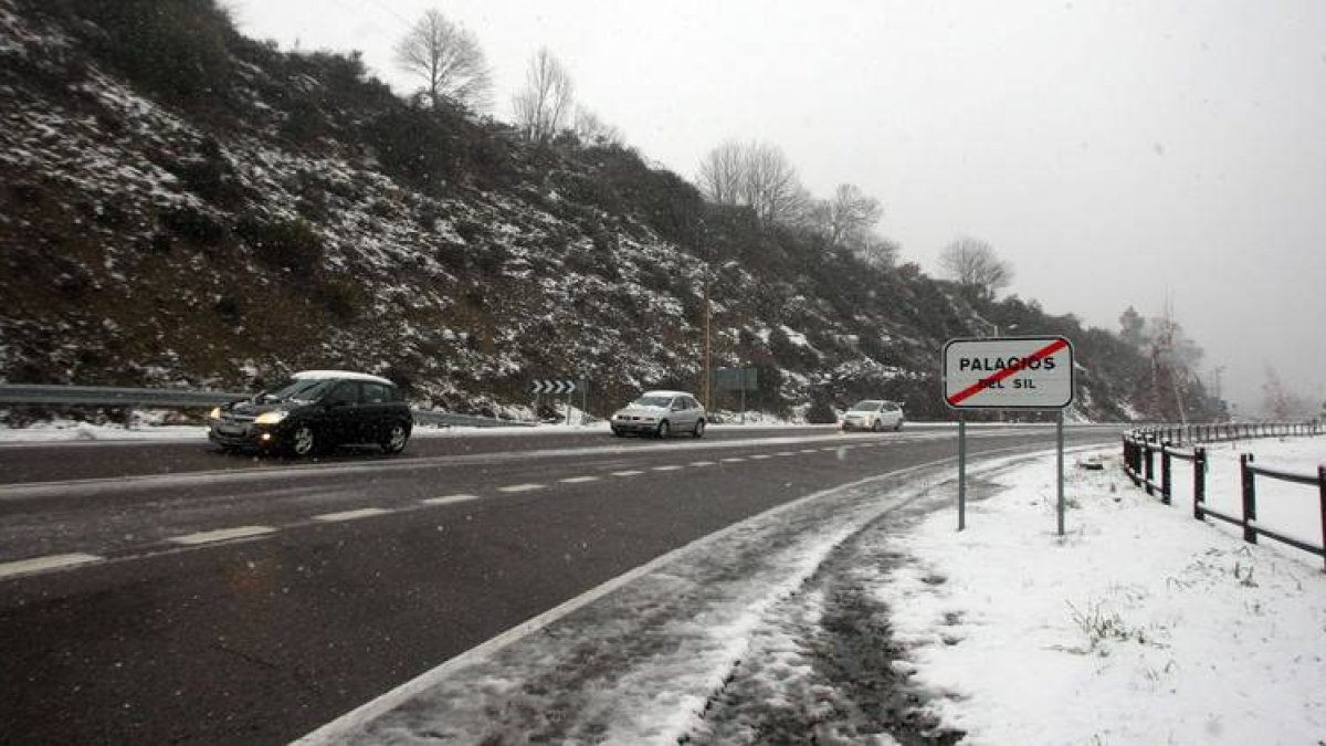 Nieve en la carretera CL-631, a su paso por Palacios del Sil