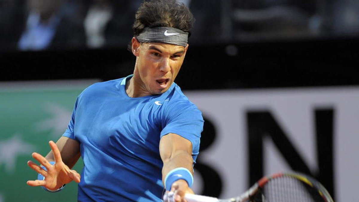 Rafael Nadal devuelve la bola a Gilles Simon.