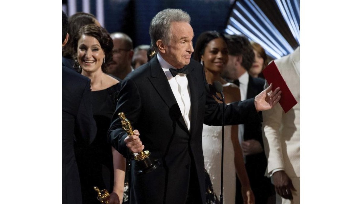 El actor Warren Beatty hace un gesto de disculpa tras el error en el anuncio del premio a la mejor película durante la 89 edición de los Óscar en el Dolby Theatre en Hollywood.