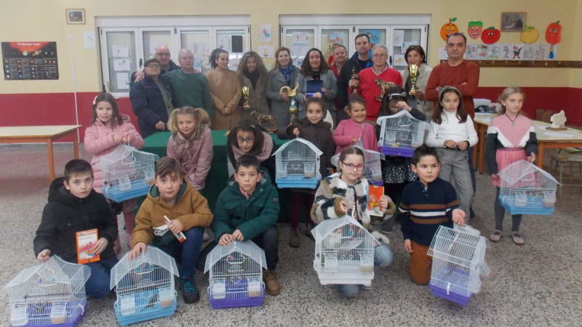 Los ganadores del concurso ornitológico con los niños premiados del concurso de dibujo.