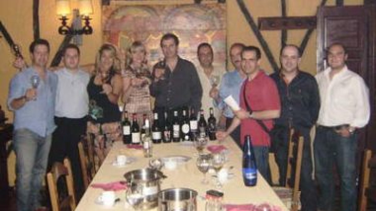 Algunos de los integrantes del grupo de catadores, en el restaurante «Bodega Regia».