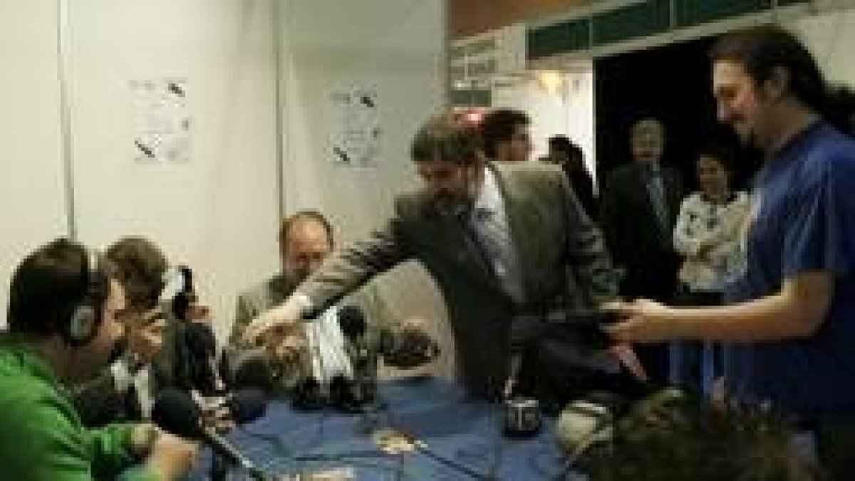 Riesco (segundo izquierda), Fernández y Penas, en la radio universitaria