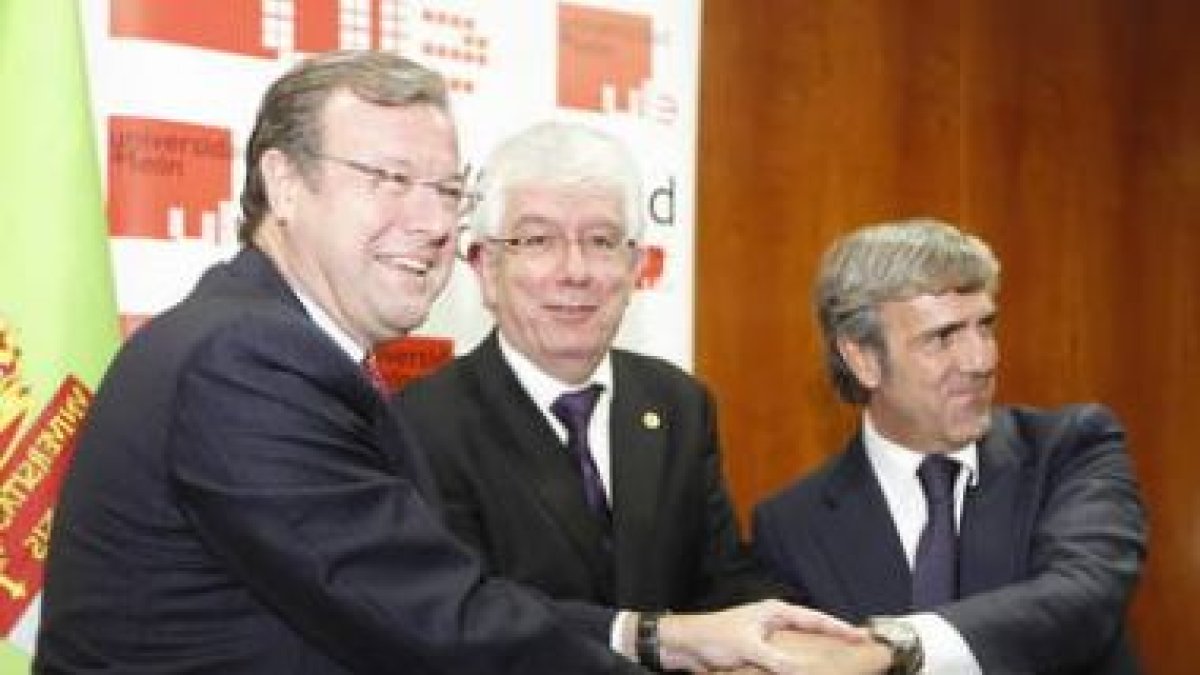 Antonio Silván, José Ángel Hermida y José Moro escenificaron el acuerdo con un apretón de manos.