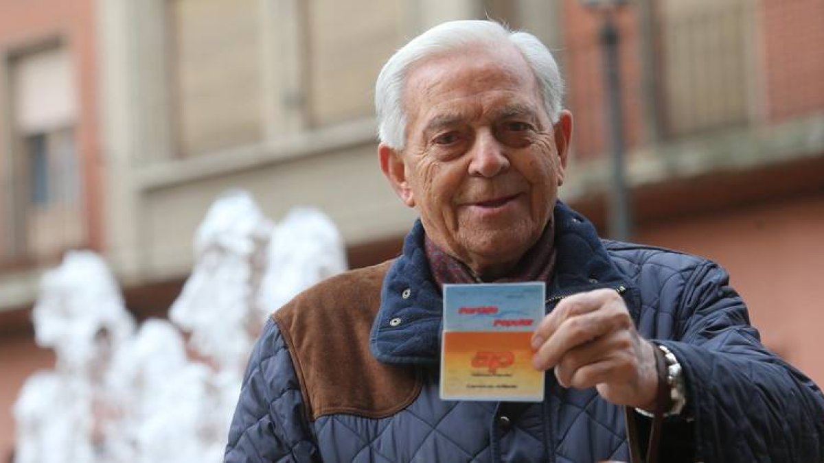 Esteban de Paz, de 92 años, posa con su carnet de primer militante del PP en León