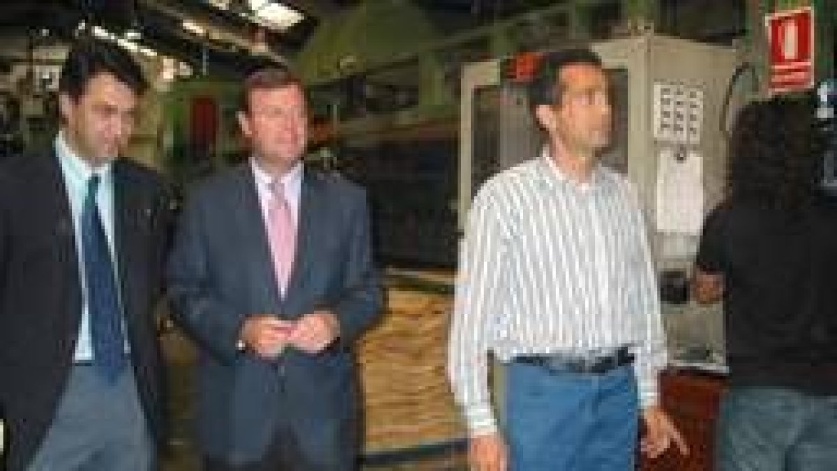 El alcalde y el consejero de Fomento, en la fábrica de láminas de chopo Garnica Plywood