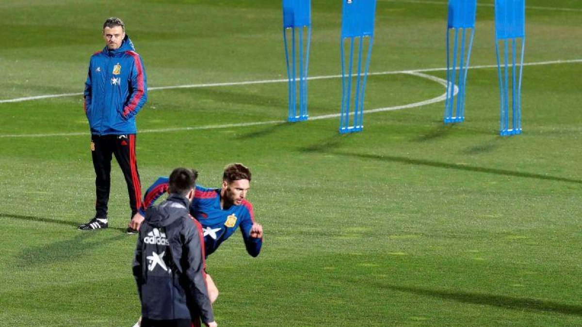 Luis Enrique presencia un entrenamiento en la concentración de la selección española.