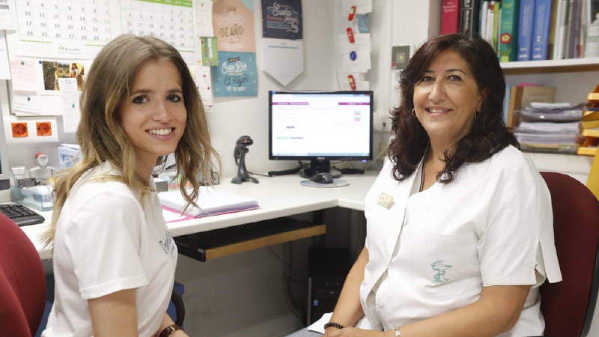 Las farmacéuticas Marta González Gómez, enlace para implantar el programa, y Asunción Balada, en una de las farmacias colaboradoras.