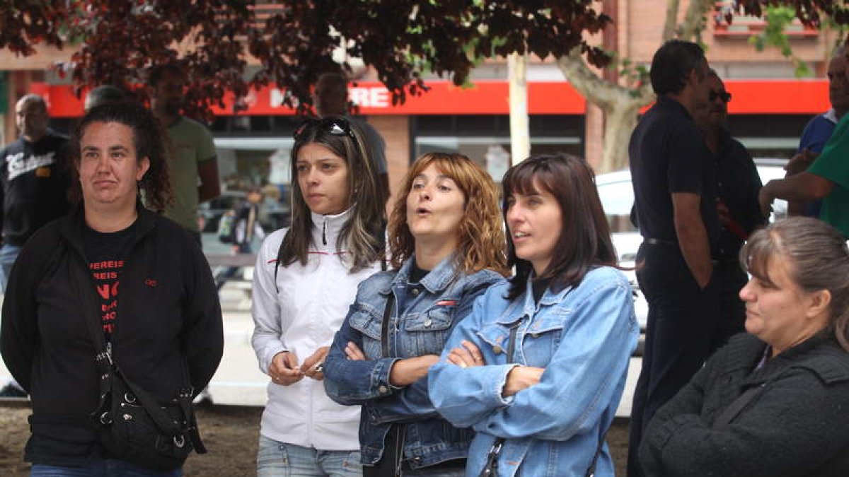 Las mujeres de los encerrados se concentraron ayer ante la Diputación en Ponferrada.