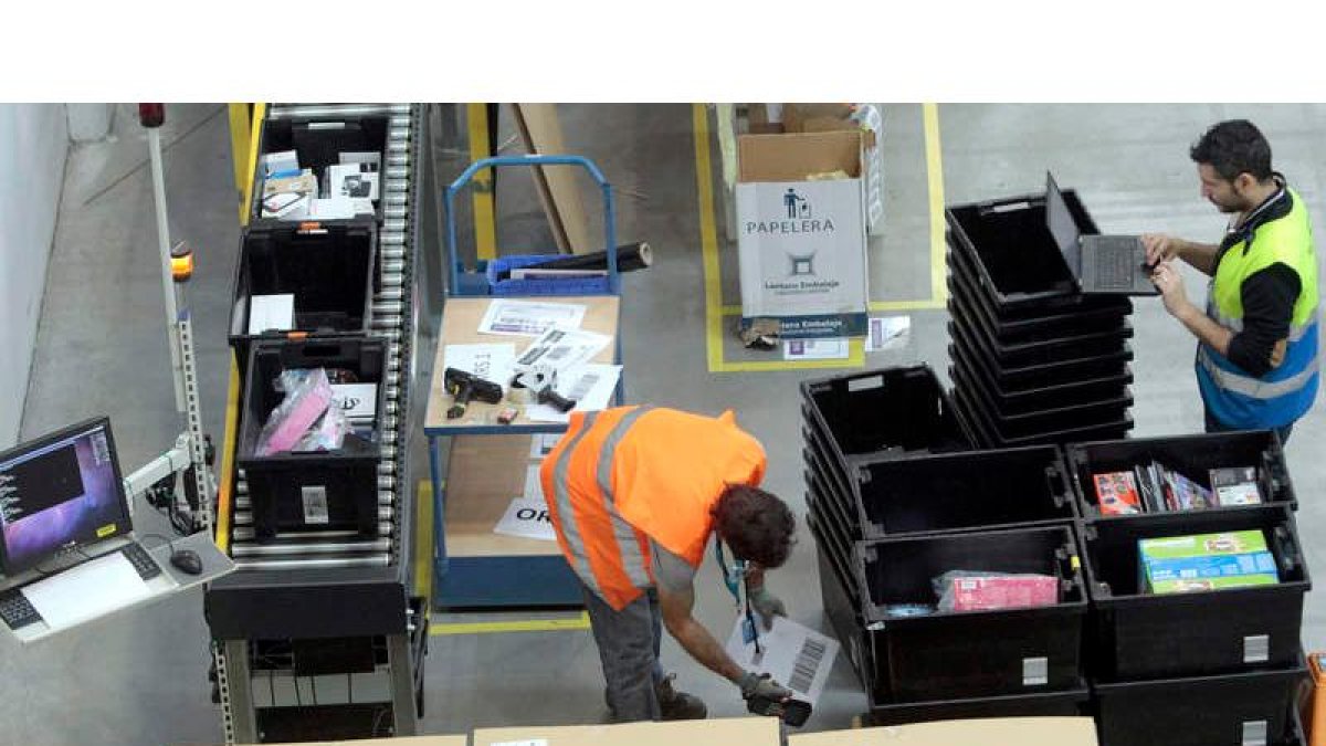 El empleo creado en los últimos meses en el sector servicio es el menos estable. RAQUEL P. VIECO