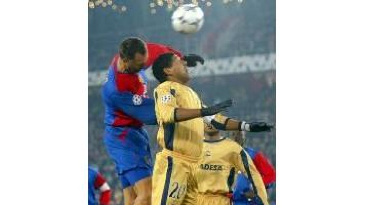 Zwyssig y Donato luchan por un balón durante el choque