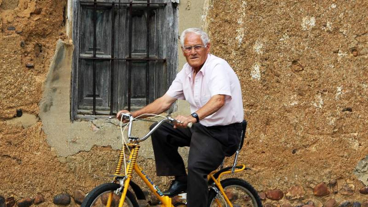 Ramón Martínez se da un buen paseo en bicicleta todos los días