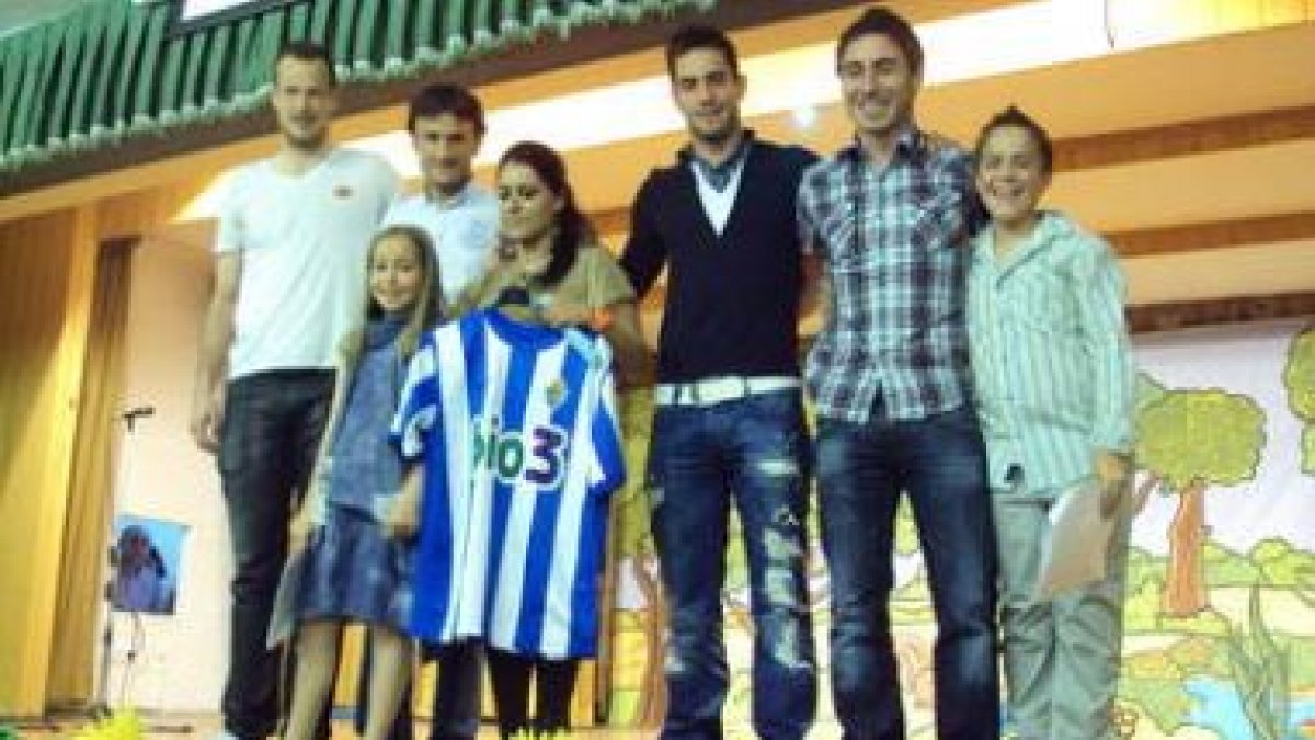 Los jugadores de la Deportiva, en el acto a beneficio de «Adelante y Arriba» en La Inmaculada.