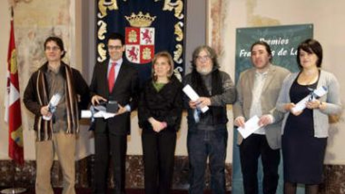 La consejera de Cultura, con los autores premiados.