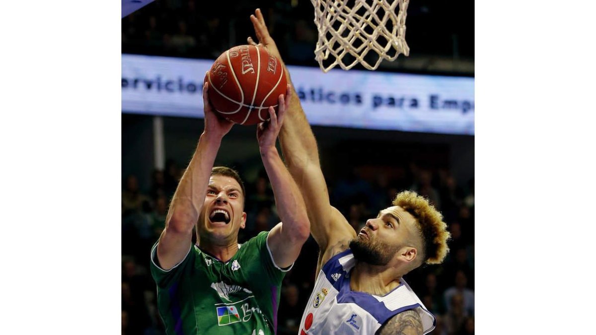 Nedovic intenta lanzar a canasta ante la oposición de Taylor. ZAPATA