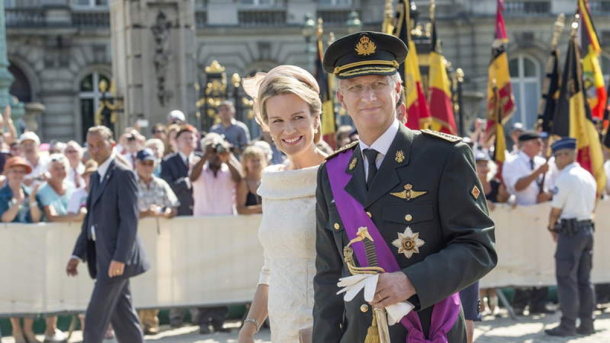 Matilde y Felipe, en sus primeras horas como reyes de Bélgica recibieron el homenaje de su pueblo por las calles.