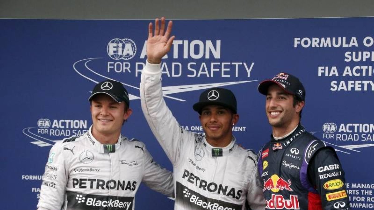 Hmailton celebra la pole junto a Ricciardo y Rosberg tras finalizar la sesión de calificación.