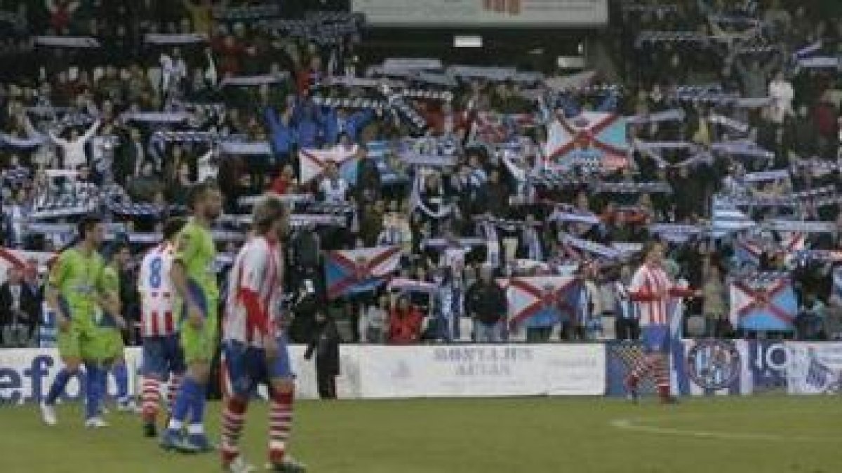 La afición de la Deportiva en abril, en el Ángel Carro.