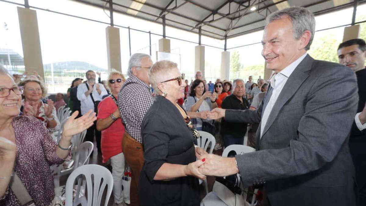 Zapatero, a su llegada al patio cubierto del colegio Luis del Olmo de Ponferrada. L. DE LA MATA