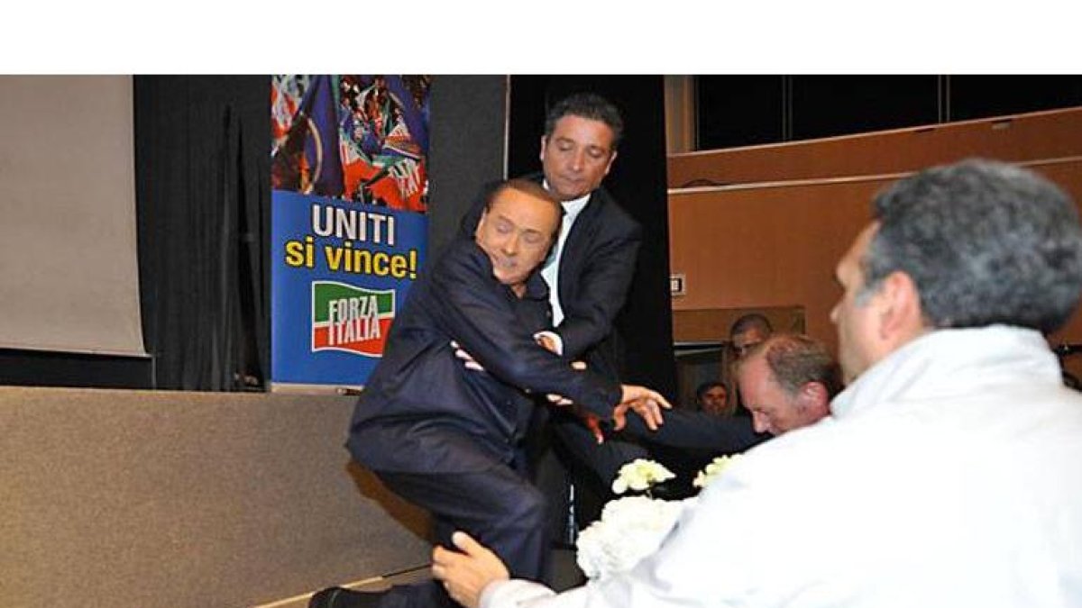 La caída de Berlusconi en un mítin.