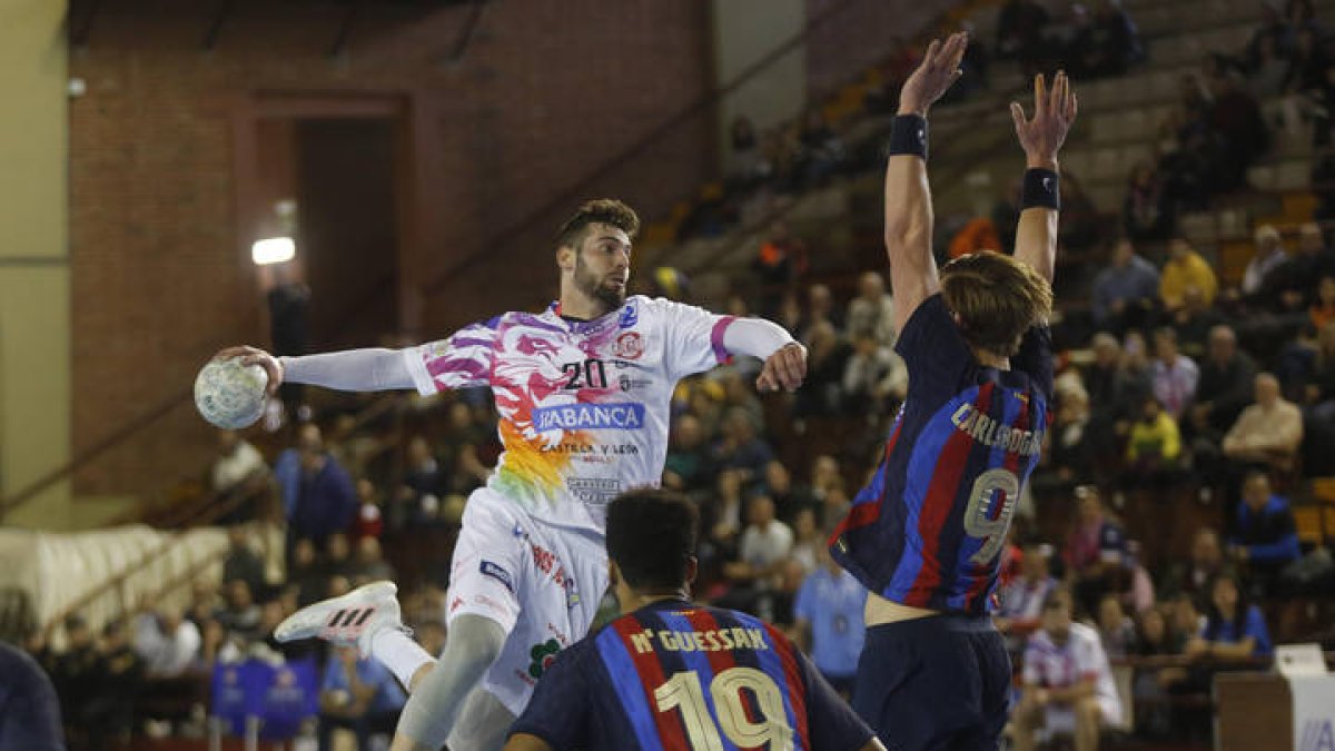 Un momento del partido entre el Ademar y el Barcelona. FERNANDO OTERO