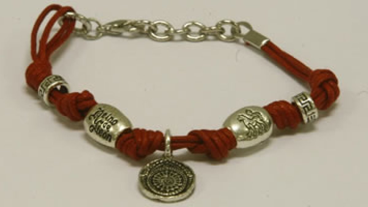 Una de las pulseras que promocionará Diario de León.