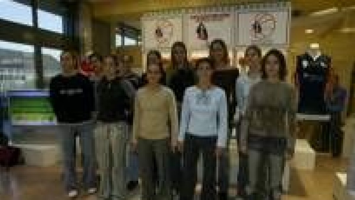 Componentes del equipo femenino de baloncesto Acis 2002 Mercaleón