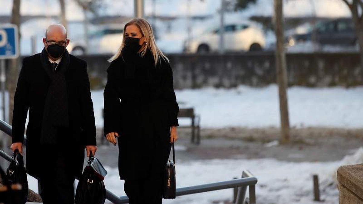 Cristina Cifuentes llega ayer lunes a la Audiencia Provincial de Madrid con su abogado. DAVID FERNÁNDEZ