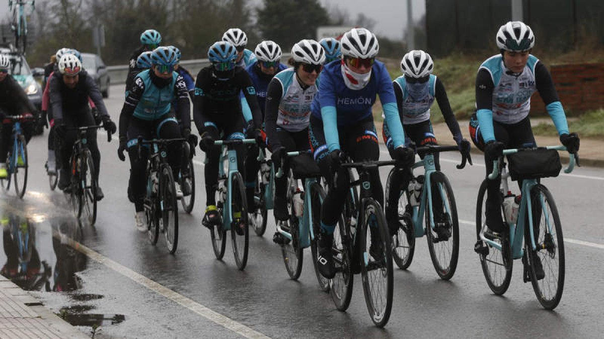 El Eneicat CM Team inicia hoy la Vuelta a España con el objetivo de ser protagonista. FERNANDO OTERO