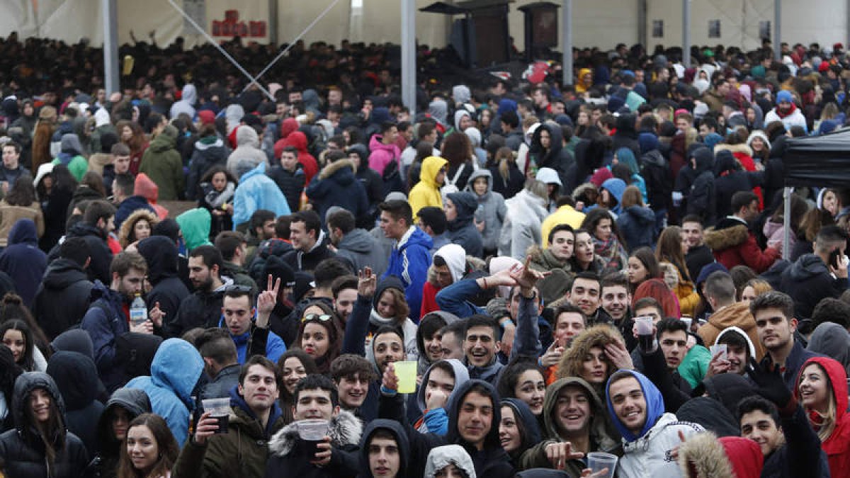 Jóvenes ayer, en la espicha de Económicas, que fue multitudinaria.