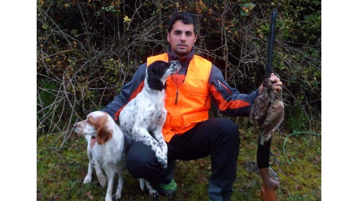 Adrián Chico, con dos becadas abatidas en el pirineo oscense.