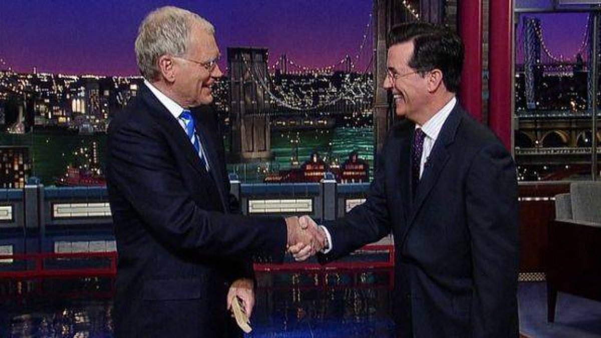 David Letterman (izquierda) recibió el pasado 10 de abril una visita sorpresa en su programa de quien será su sustituto en el 2015, Stephen Colbert.