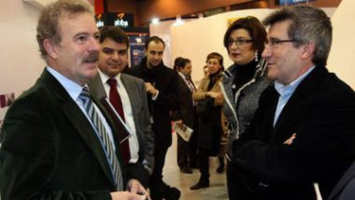 Manuel Campo Vidal dialoga con Francisco Fernández, en presencia de Susana Travesí.